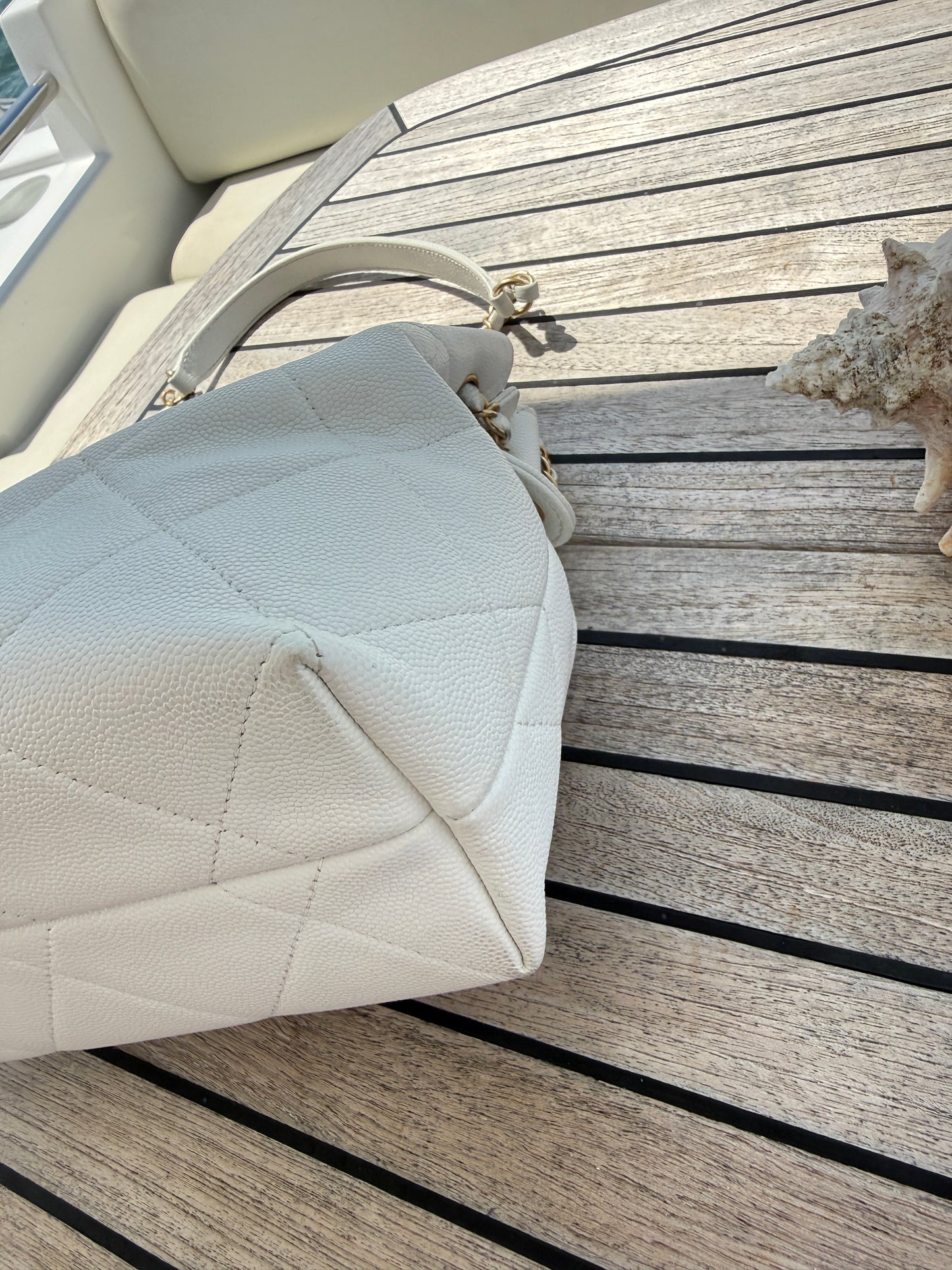 Sac à main Chanel A Real Catch en cuir caviar blanc d'occasion
