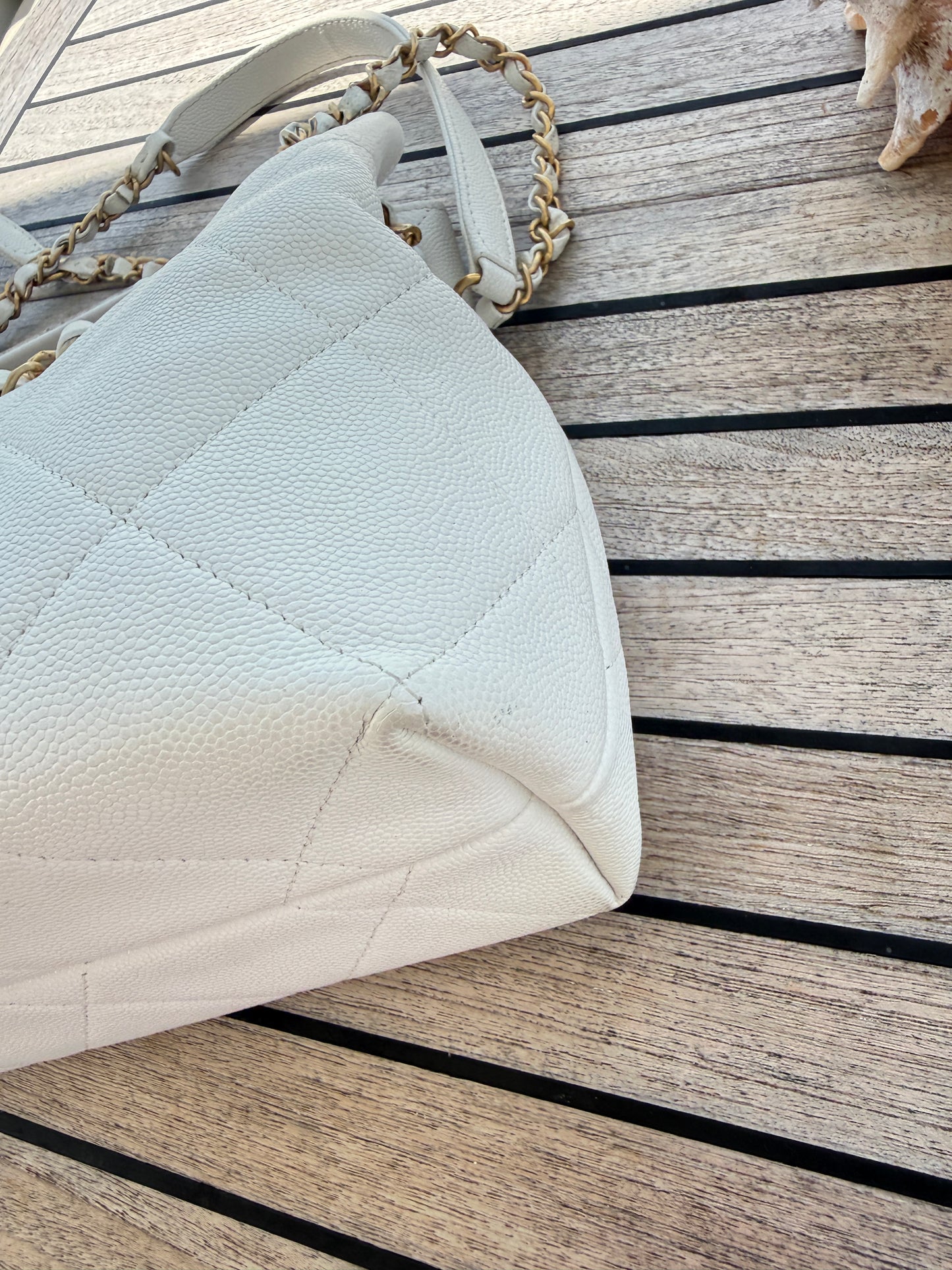 Sac à main Chanel A Real Catch en cuir caviar blanc d'occasion