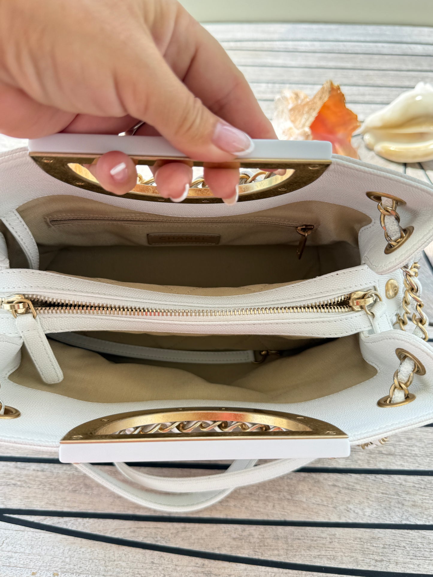 Sac à main Chanel A Real Catch en cuir caviar blanc d'occasion
