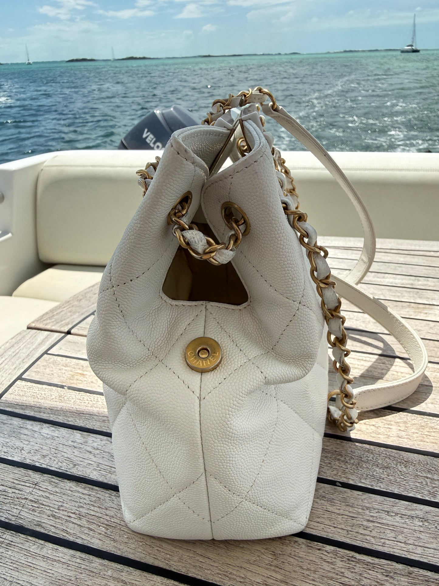 Sac à main Chanel A Real Catch en cuir caviar blanc d'occasion