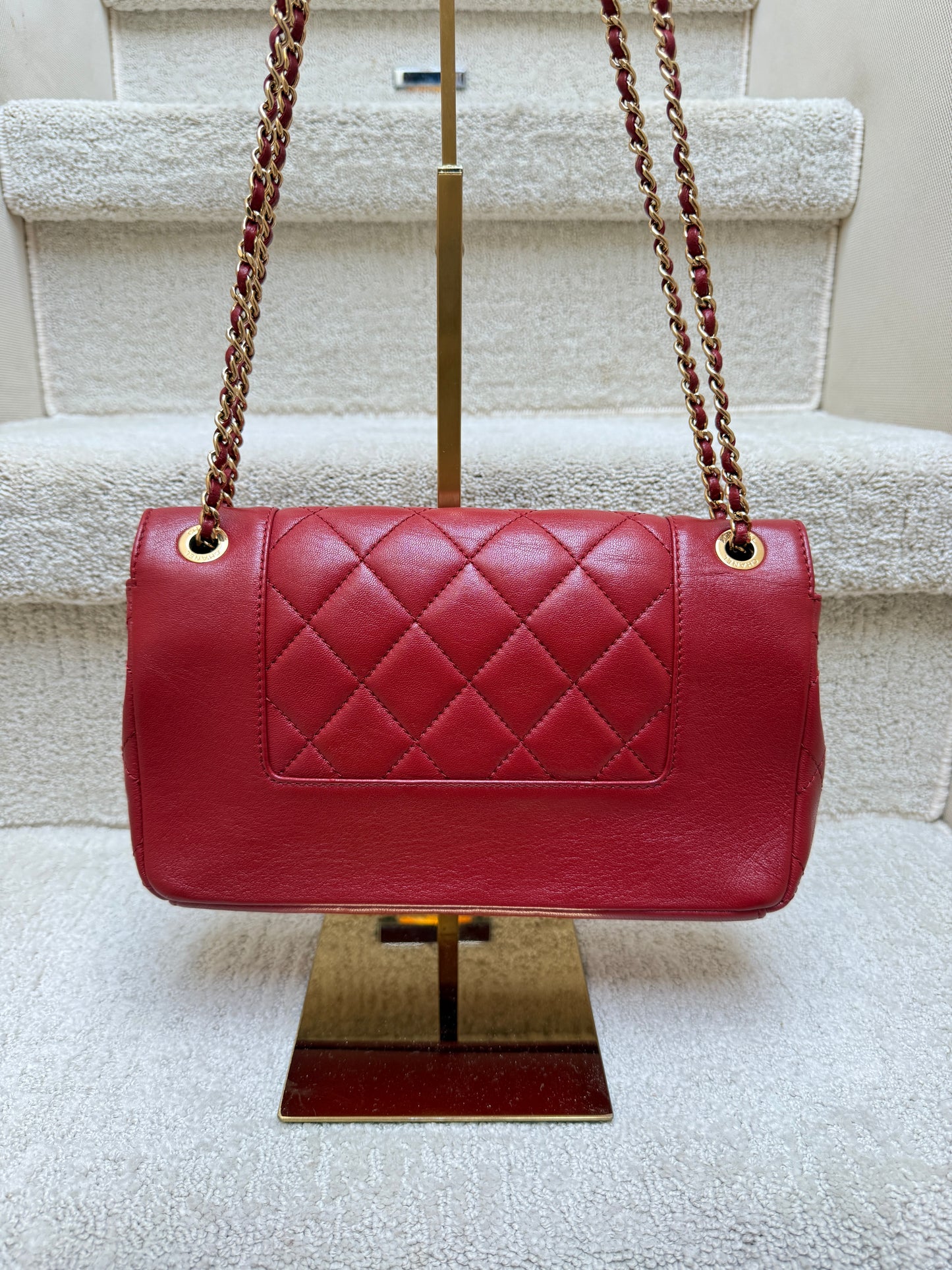 rear side of chanel medium flap in red leather with gold chain