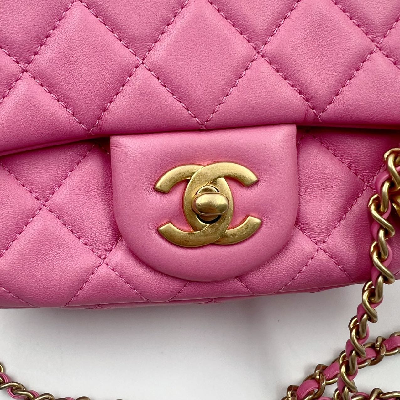 close up of CC turn lock in gold on chanel pearl crush square in pink