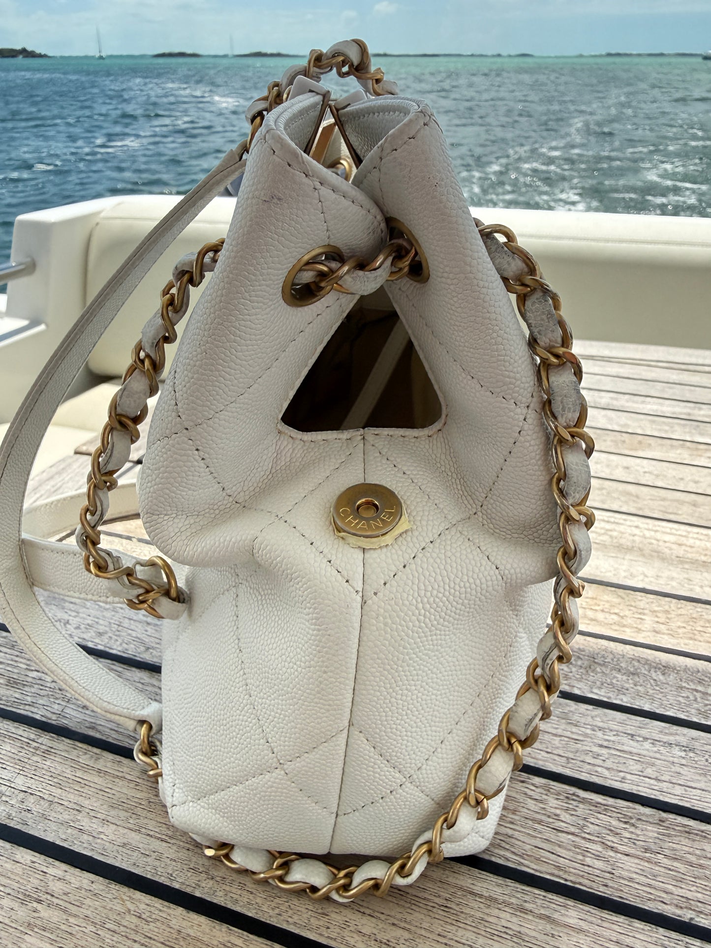 Sac à main Chanel A Real Catch en cuir caviar blanc d'occasion