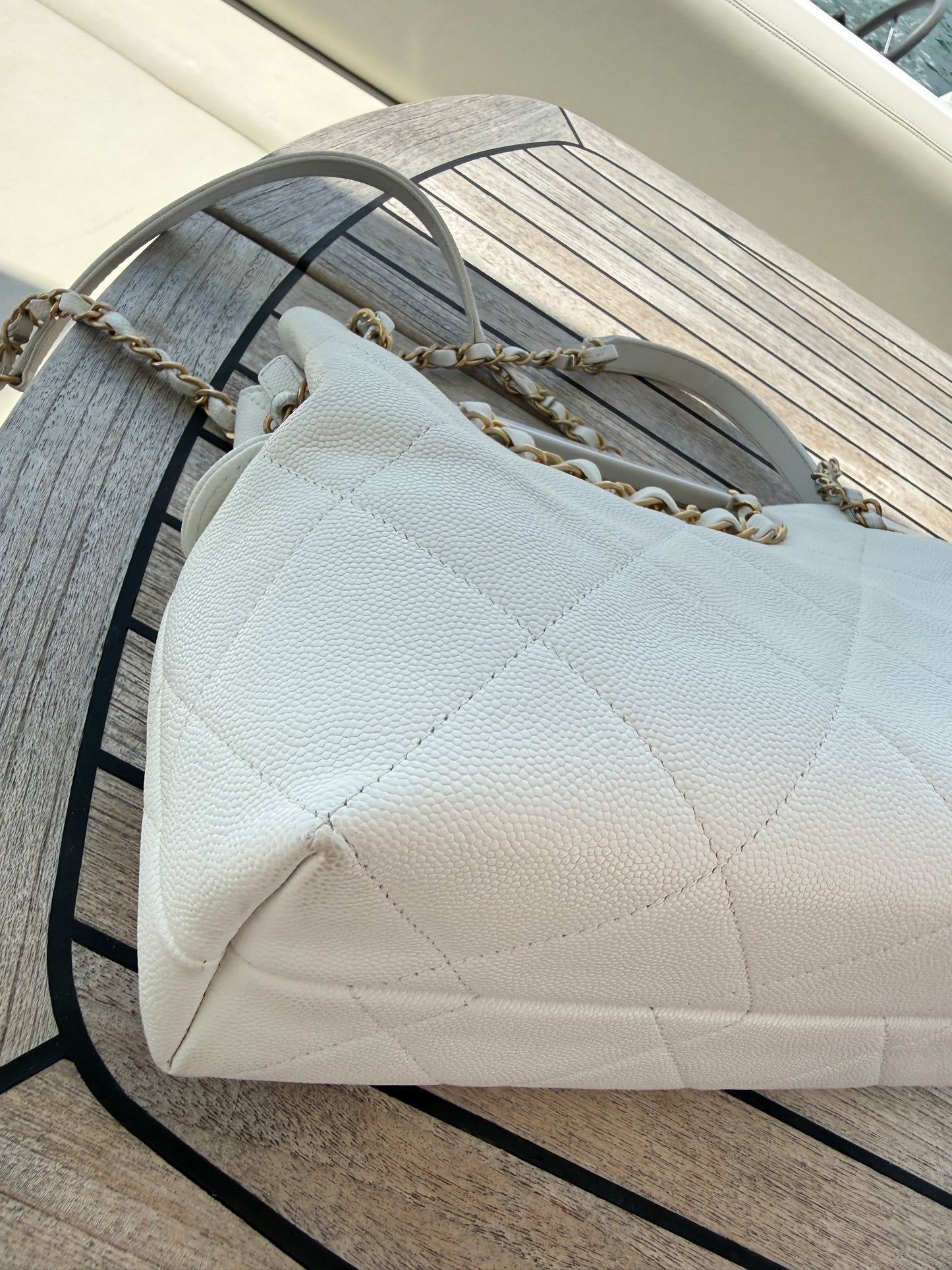 Sac à main Chanel A Real Catch en cuir caviar blanc d'occasion