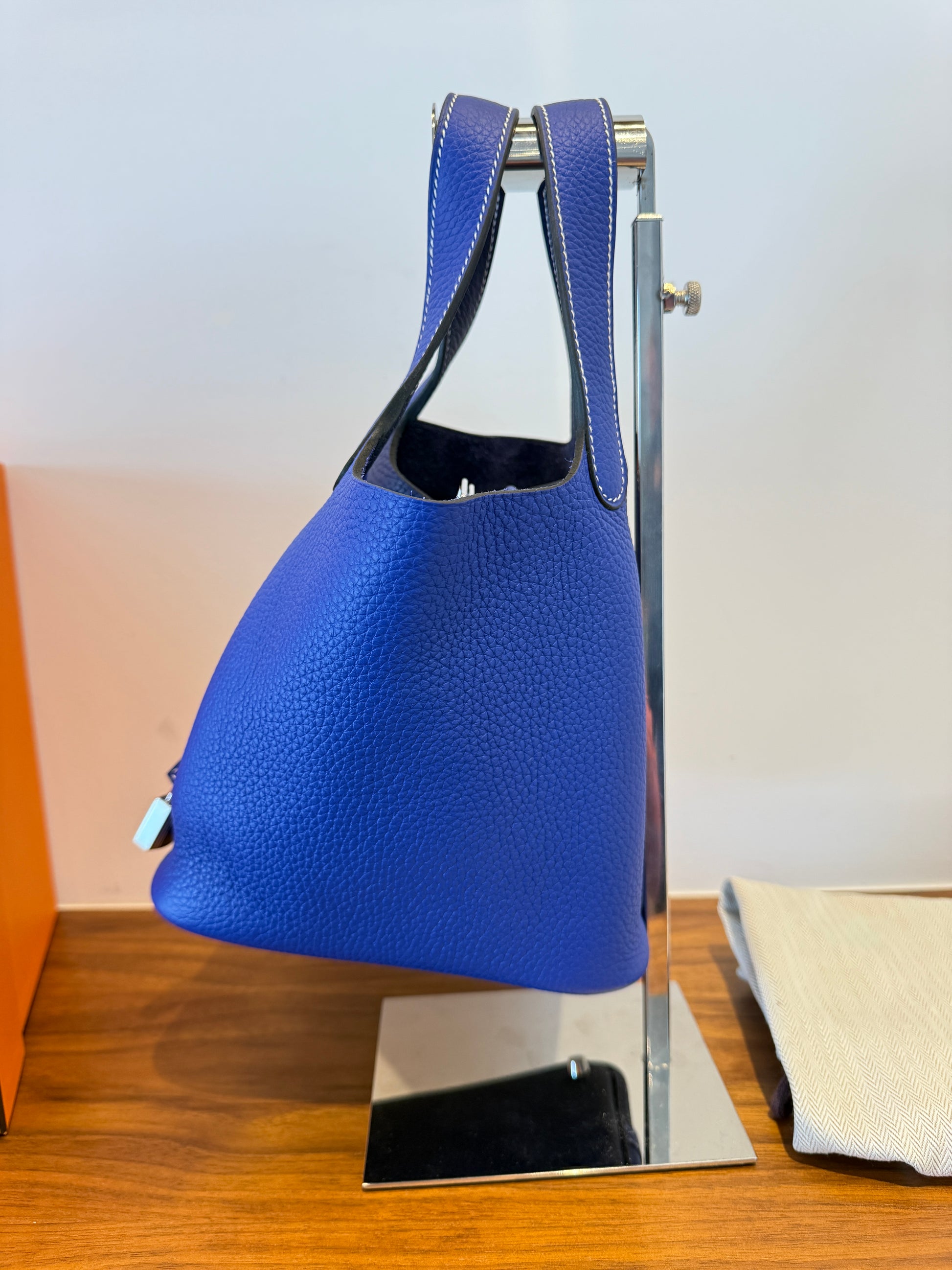 Hermes pictoin 18 side photo