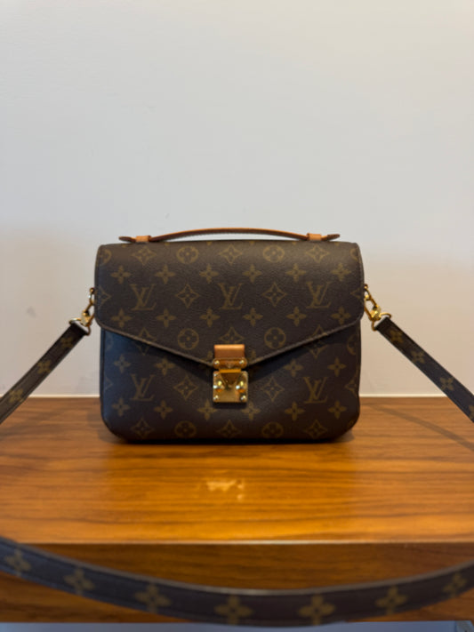 Louis Vuitton Métis Pochette monogram authentic full front view 