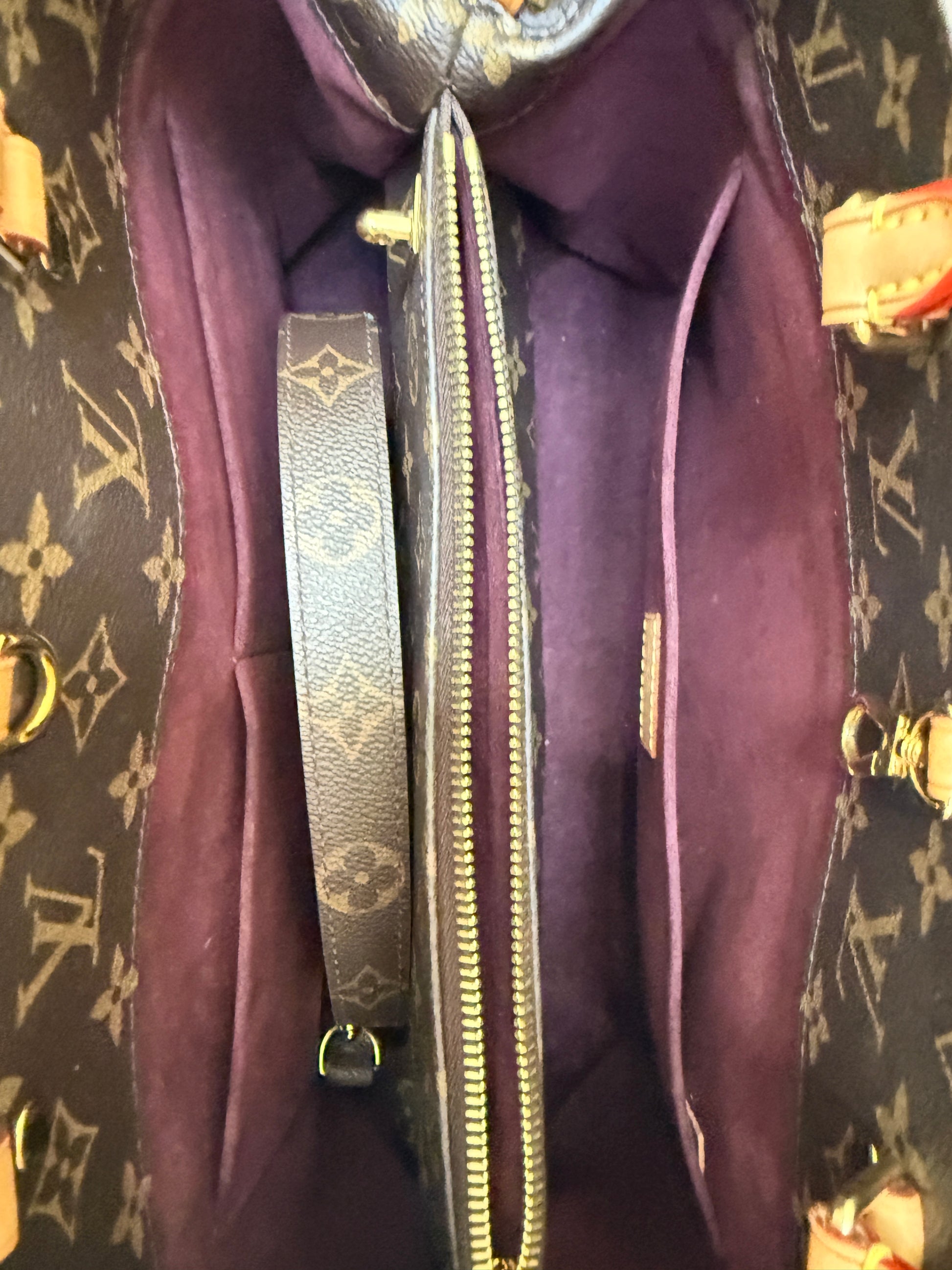 Louis Vuitton Montaigne GM center zipper compartment and pockets
