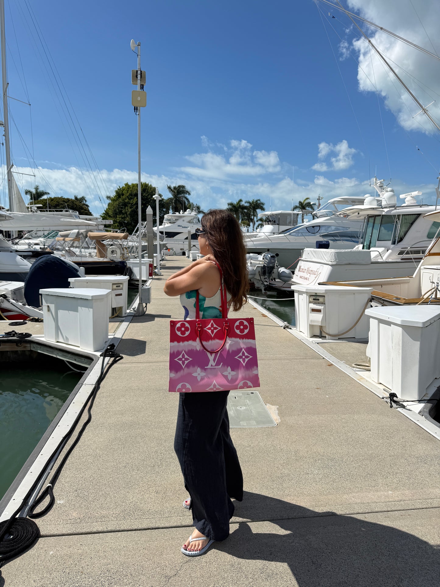 Louis Vuitton Monogram Giant Escale On The Go GM Canvas