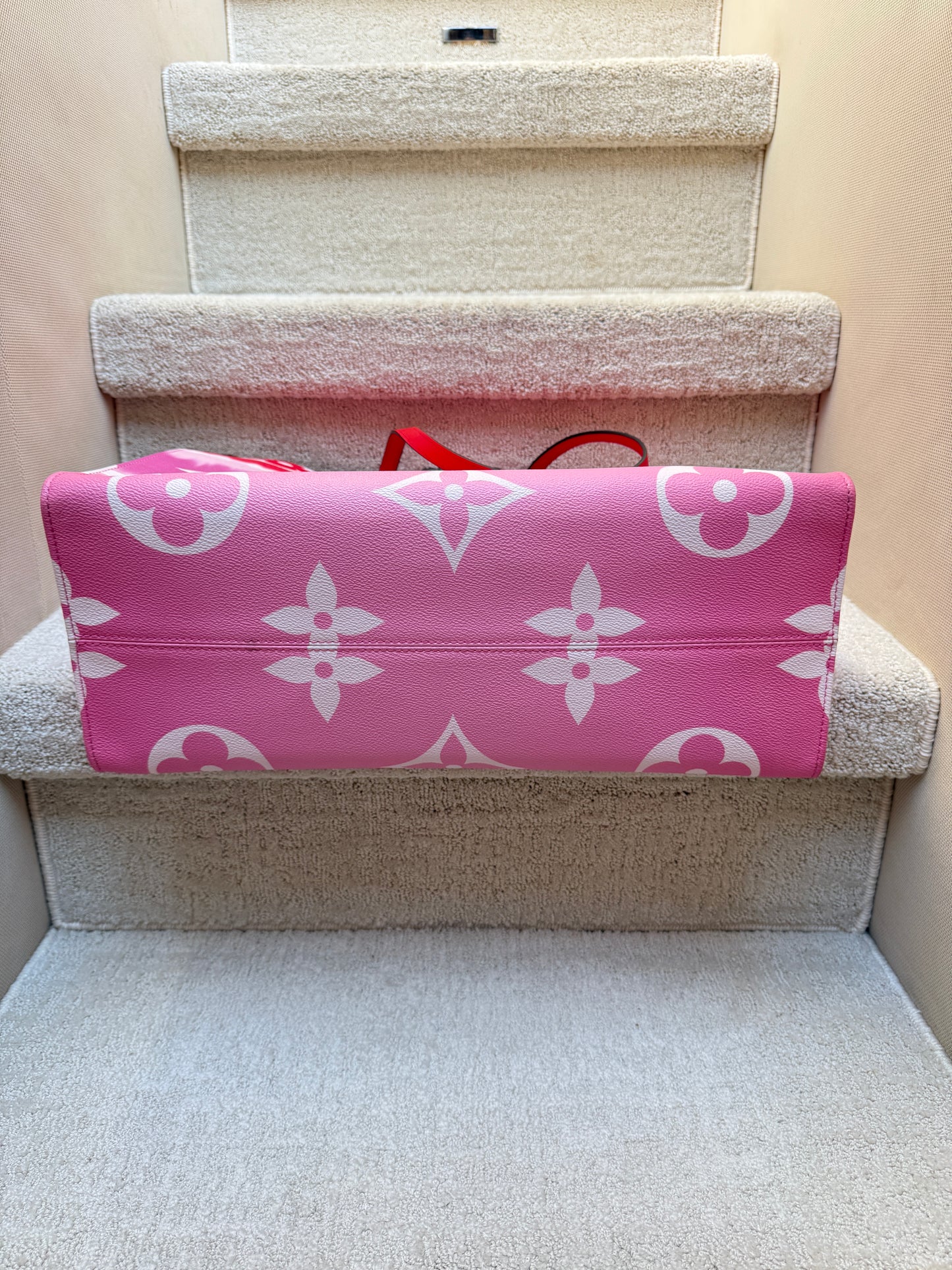 louis vuitton on the go bottom of handbag clean and excellent condition