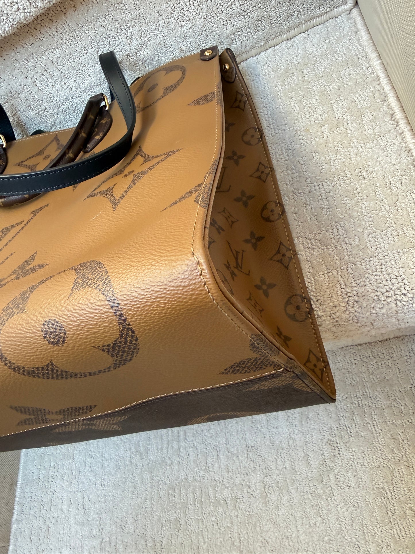 Louis vuitton on the go handbag close up if corners showing no wear