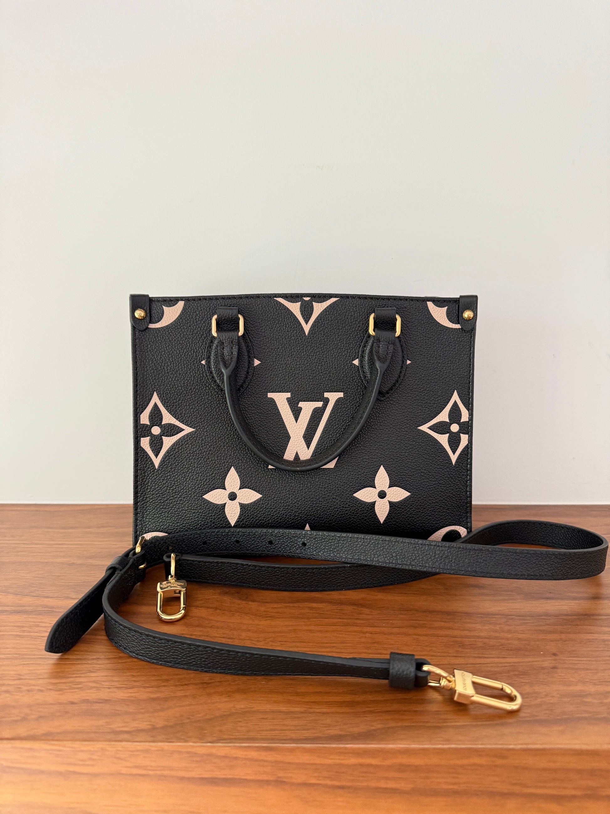 louis vuitton onthego pm in black and beige with 2 top handles and optional shoulder strap